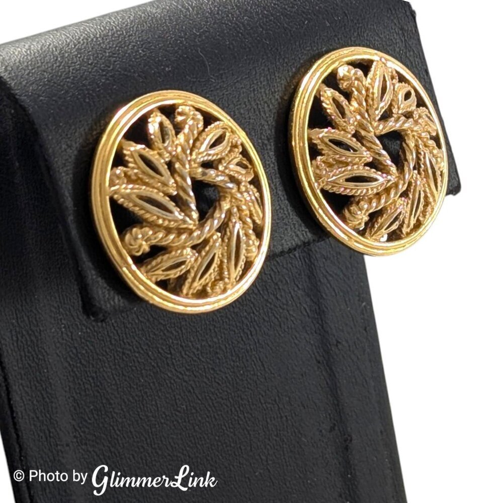 Vintage Trifari Round Textured Openwork Leaves Gold Tone Clip On Earrings - Picture 2 of 11